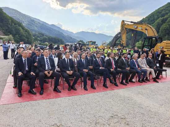 黑山总统与总理出席南北高速公路项目第二段开工典礼.jpg
